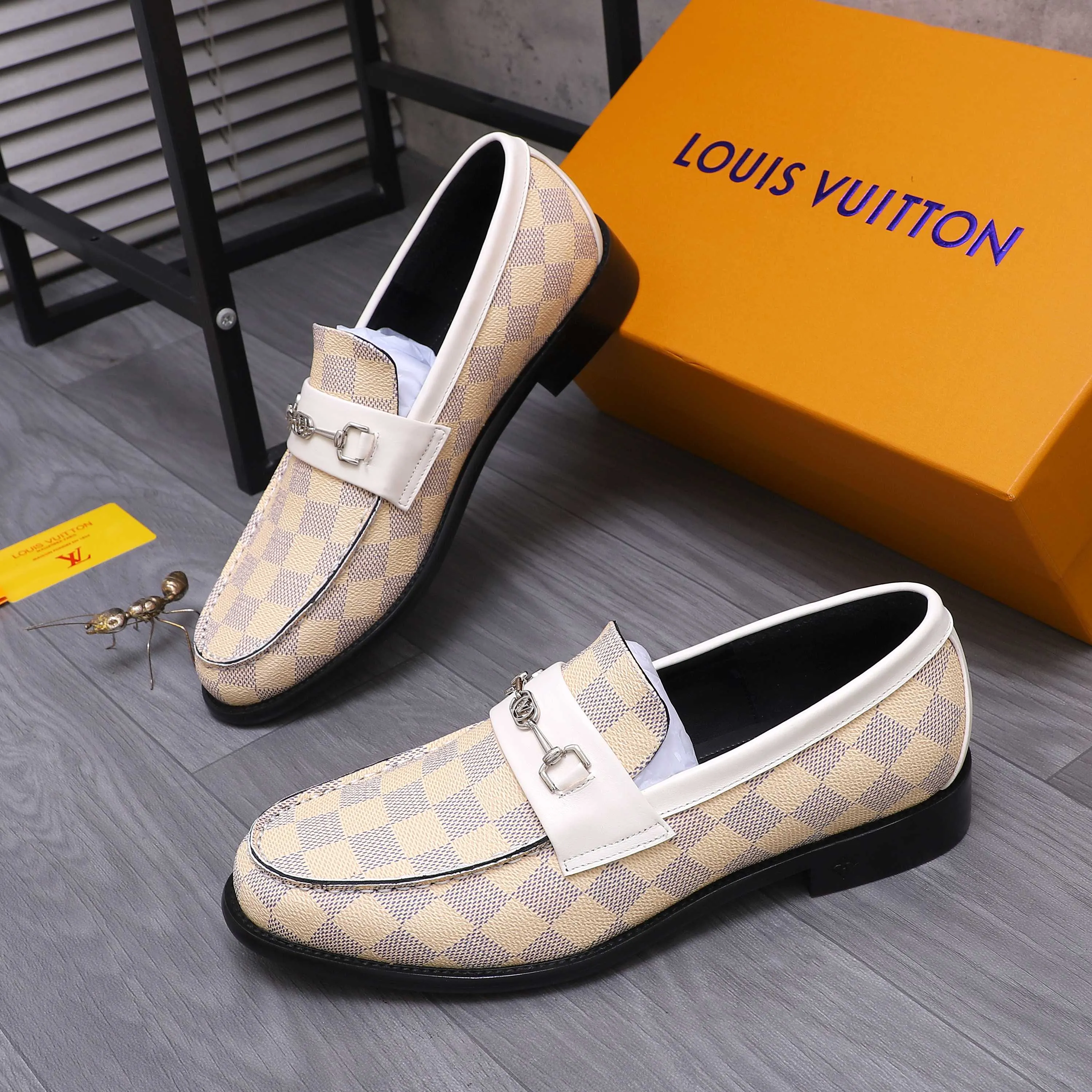 Men's shoes 💰660 Product trademark: LV [Louis Vuitton] business casual slip-on leather shoes, regular size. Size: 39-44 (38.45 custom-made, non-returnable) Product materials: Selected classic plaid upper, cowhide lining, original outsole